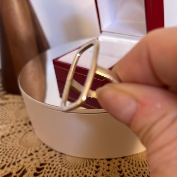 Elegant Sterling Silver Ring - Picture 4 of 6